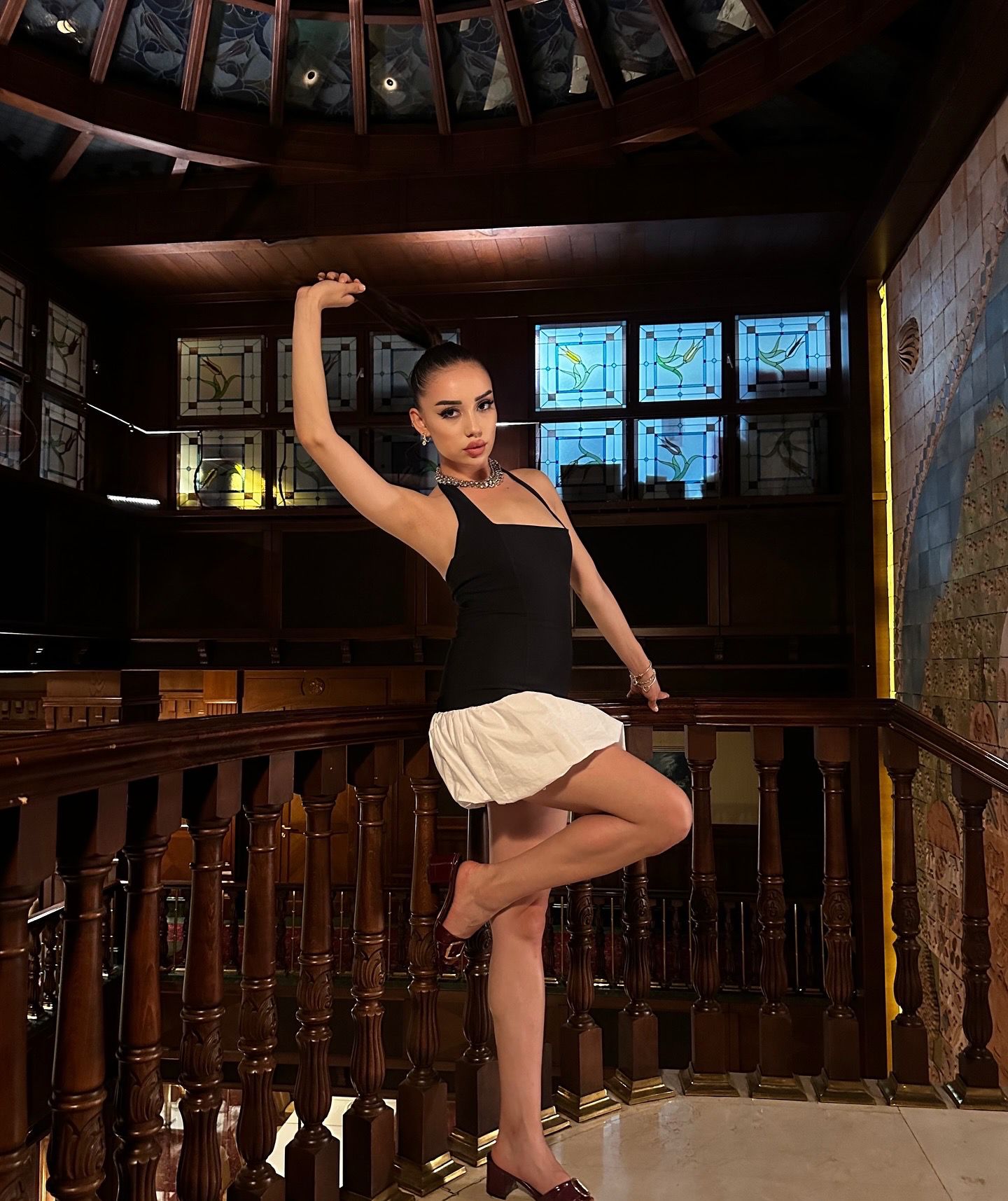 Burcu Orhan: Azmiyle Parlayan Genç Yıldız, Modellikten Oyunculuğa İlham Veren Bir Yolculuk