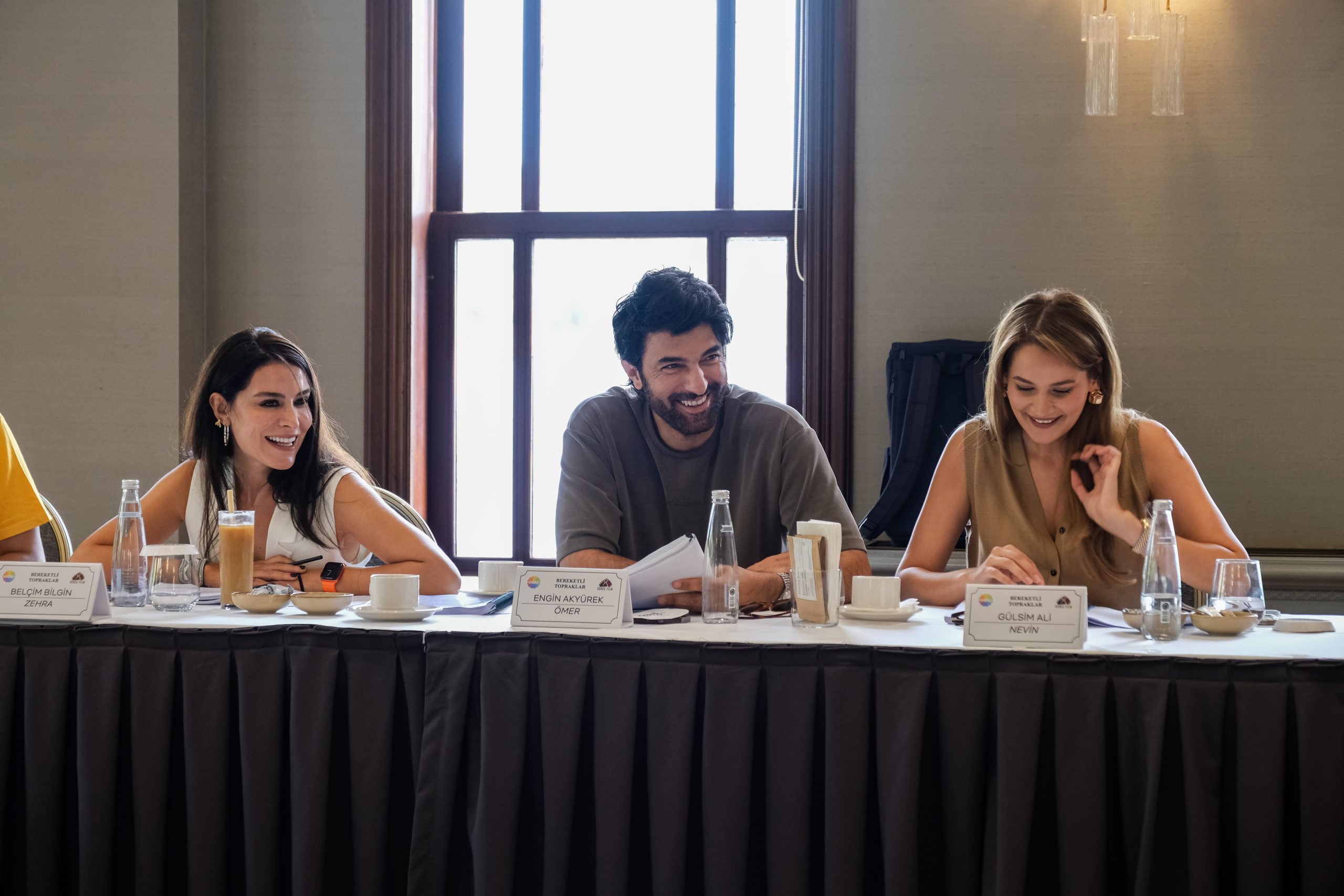 İKİ AİLENİN, İKTİDAR SAVAŞININ VE SARSICI AŞKLARI’NIN DANS ETTİĞİ “BEREKETLİ TOPRAKLAR”