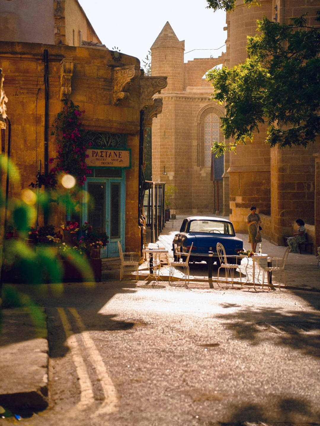 ‘AYŞE TATİLE ÇIKTI’ FİLMİNİN SETİNDEN İLK KARELER GELDI!
