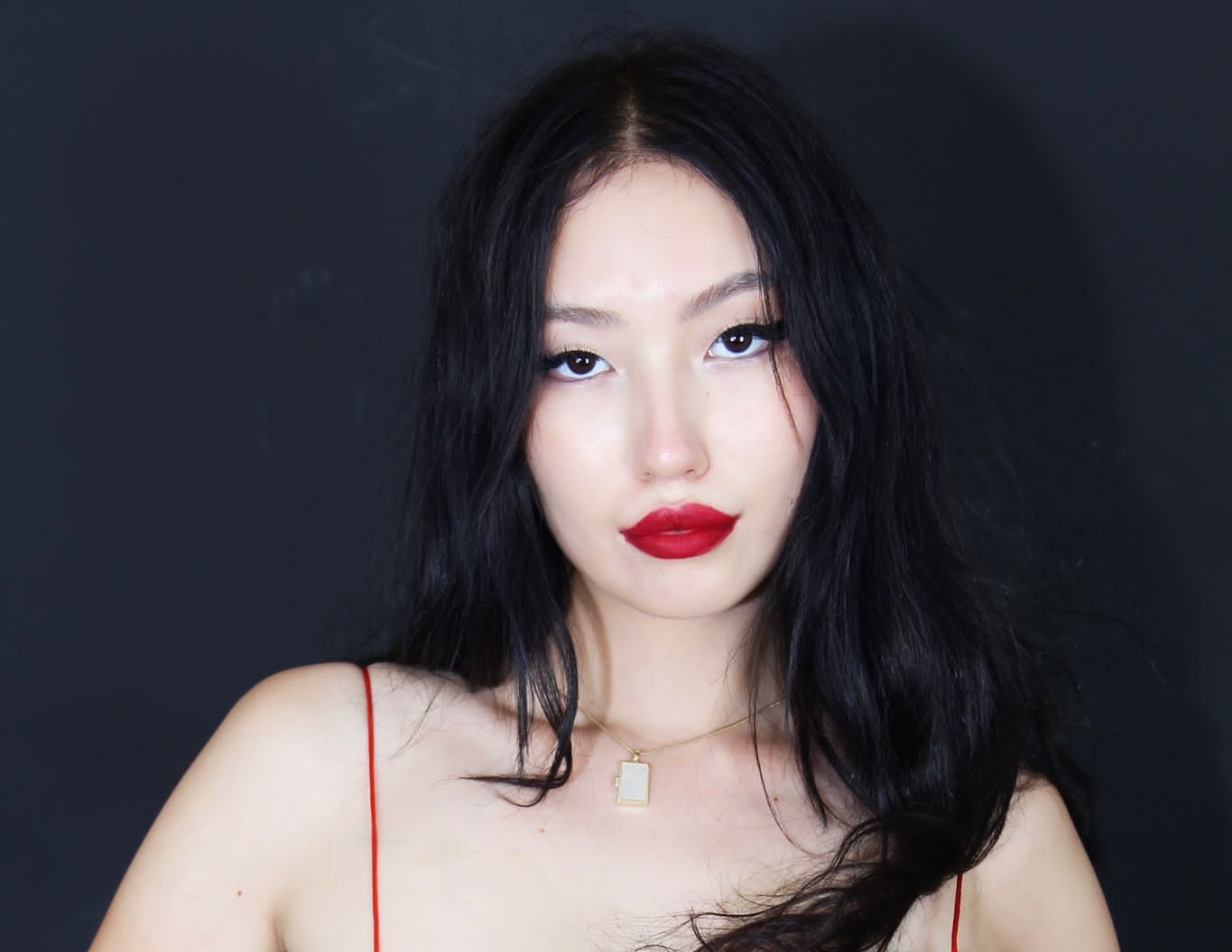 “21 Yaşındaki Kazak Model Sabina Nurtassova, Uluslararası Podyumlara Göz Kırpıyor”