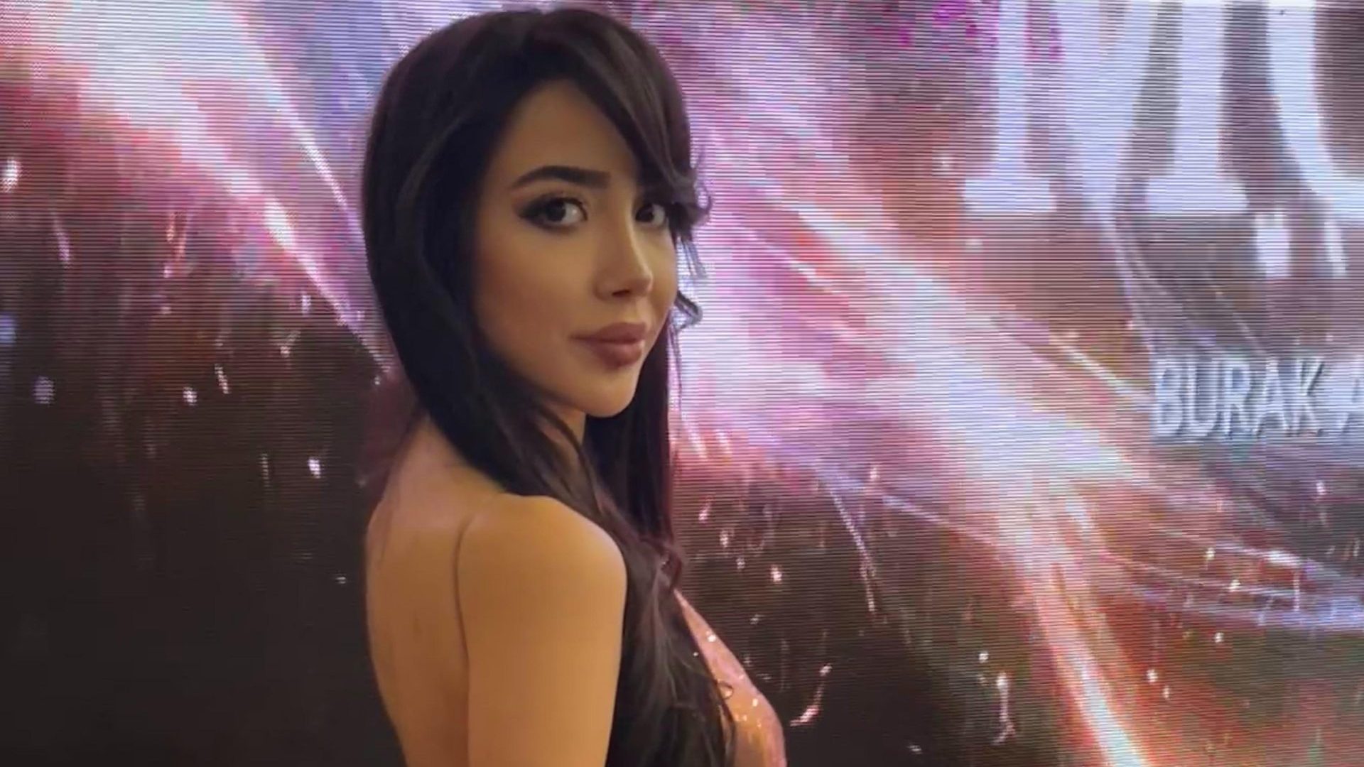 Dila Güngören, 15. Mood Ödülleri Gecesinde Zarafetiyle Göz Kamaştırdı