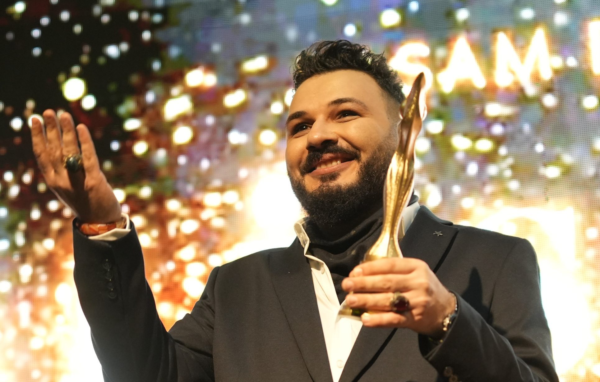 Burak Akan Yazdı: Alkışlar Kesildiğinde Kim Kalır?