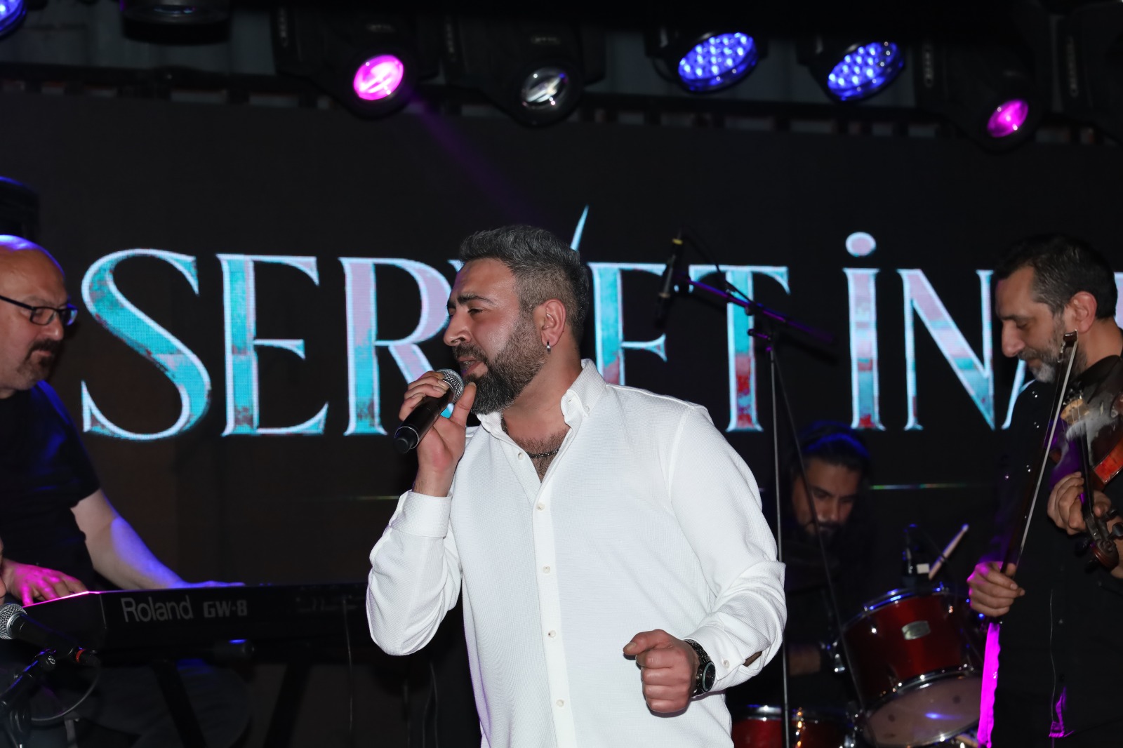 SERVET İNAL’DAN “ANLATAMIYORUM” FIRTINASI! LANSMAN GECESİNE DAMGA VURDU, SAHNE ADETA YIKILDI