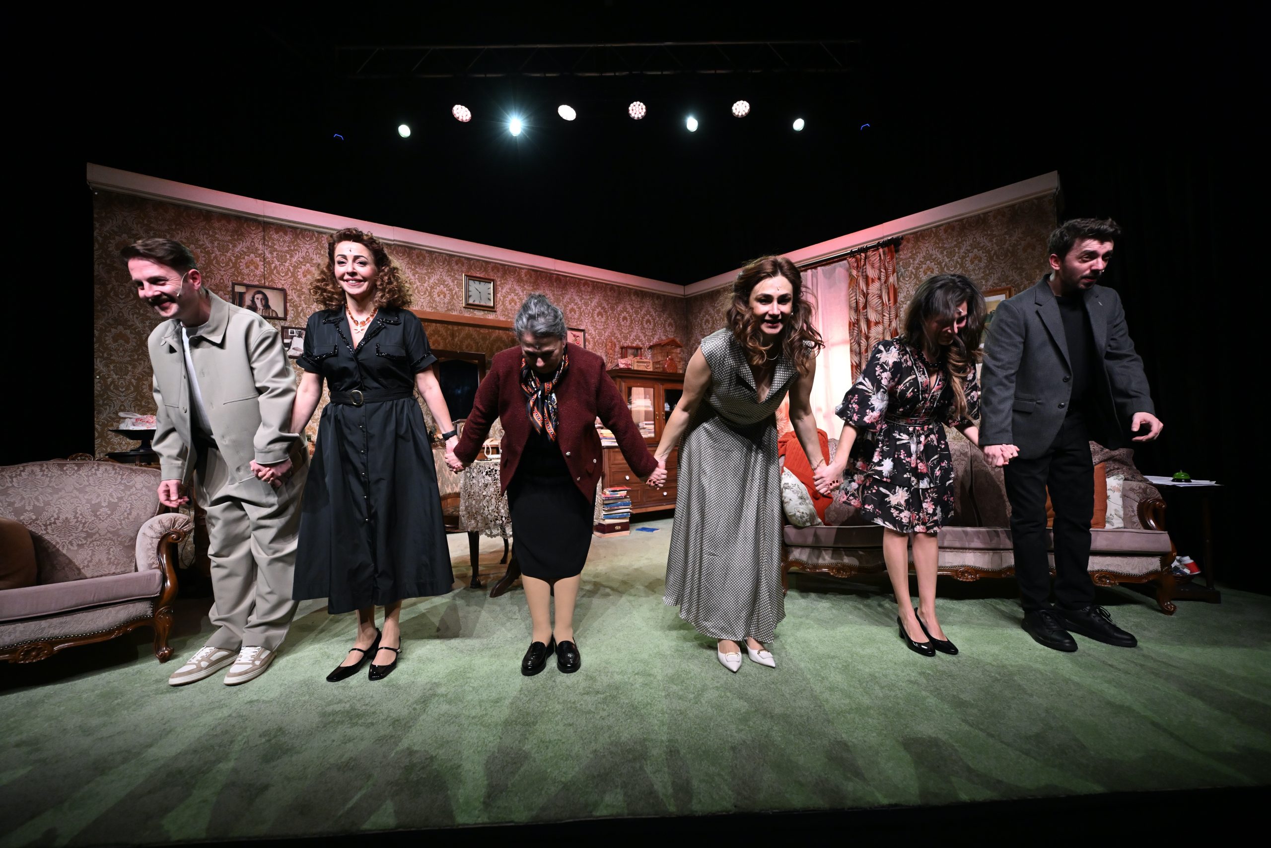 KAPALI GİŞE AKŞAMDA GÜÇLÜ KADRO AYAKTA ALKIŞLANDI!