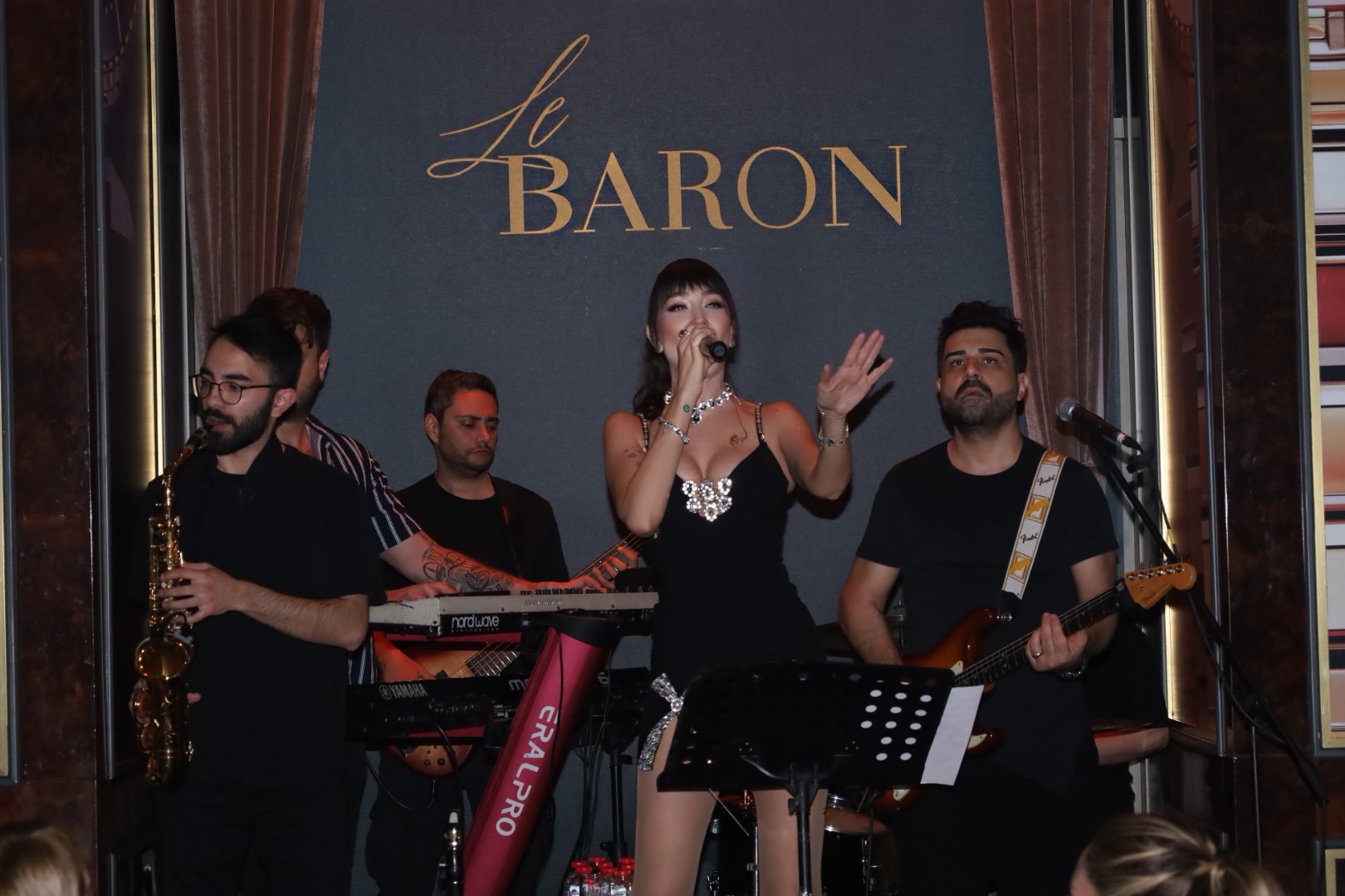 ECE GÜRSEL’DEN SAHNEDE ŞOV! LE BARON’DA YENİ İMAJIYLA GECEYE DAMGA VURDU