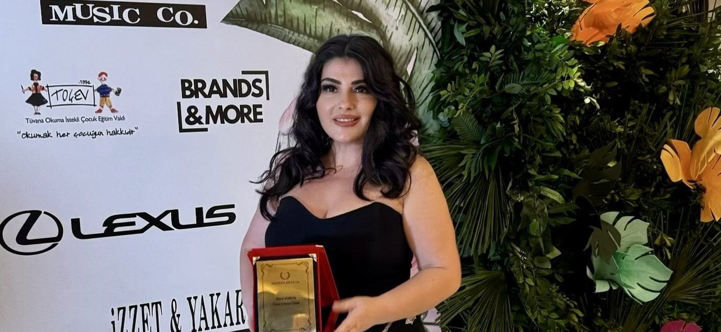 Ebru Torun’dan Gecede Dikkat Çeken Mesaj! Başarı Ödülü ve Doğum Günü Sürprizi Bir Arada