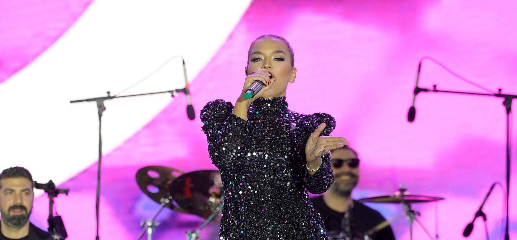 DEMET AKALIN’A 45 BİN KİŞİLİK KORO!