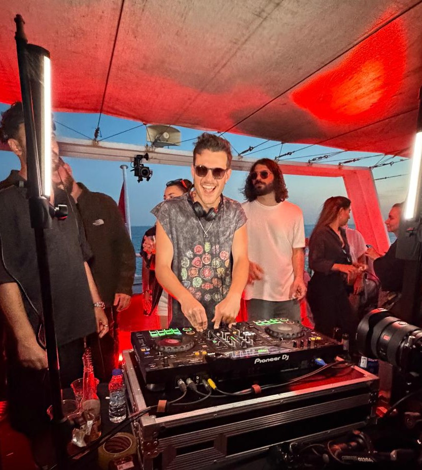 Gün Batımının Ritmini DJ Recep Özgen Belirledi! Boğaz’da Unutulmaz Tekne Partisi