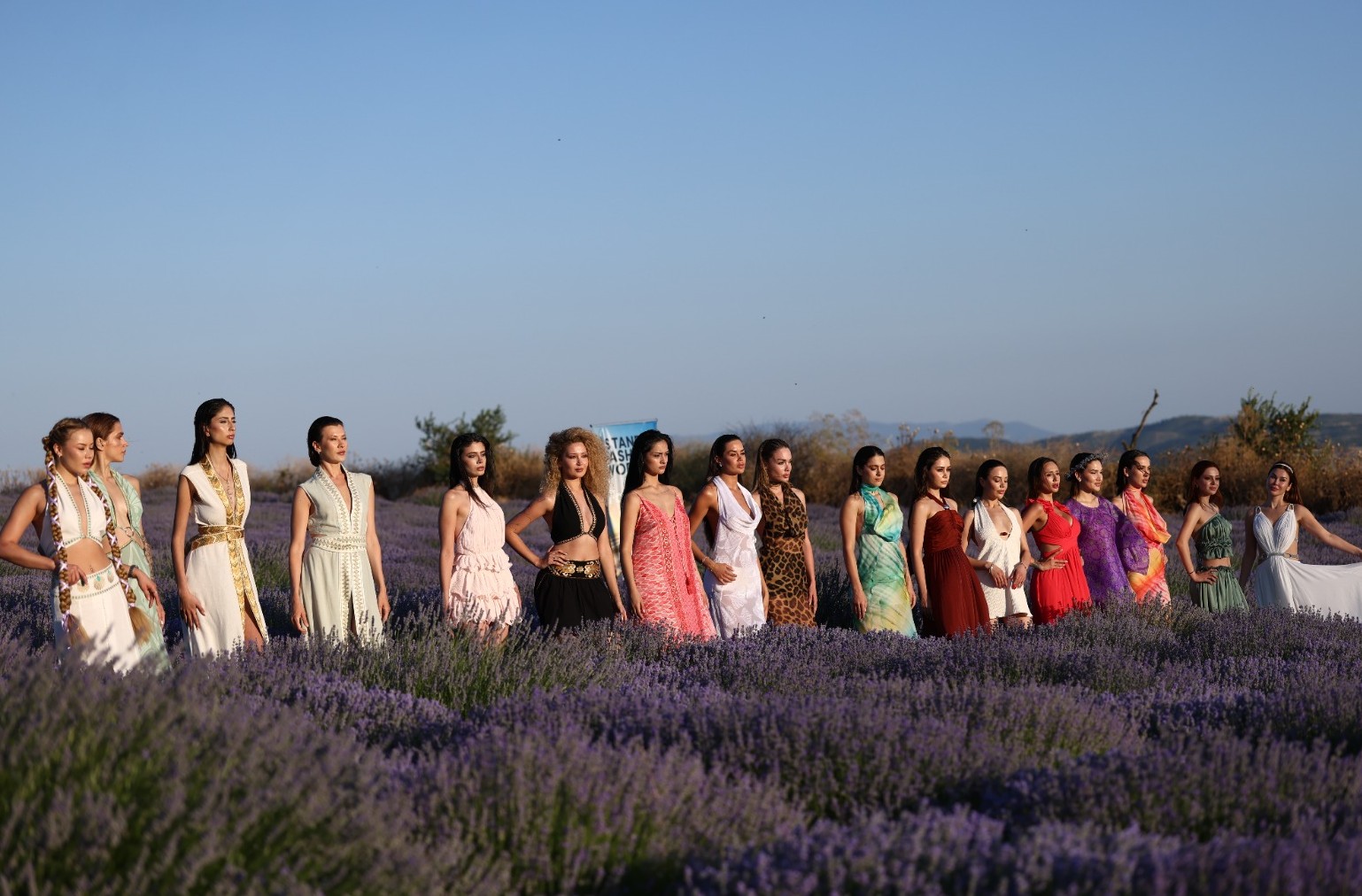 Tekirdağ’da İstanbul Fashion World Rüzgârı Esti: Lavanta Bahçesinde Moda, Sanat Ve Zarafet Buluştu
