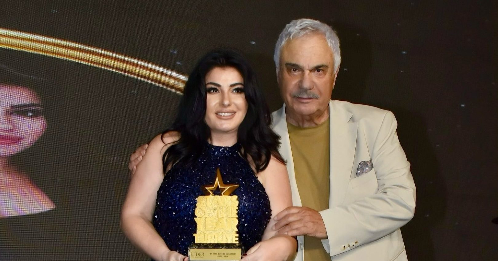 Ebru Torun’a Ödülünü Halil Ergün Verdi